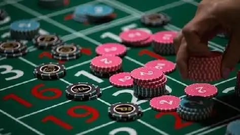 Bagian detail permainan bet slip menampilkan nama slot, jumlah kredit, dan mekanik permainan